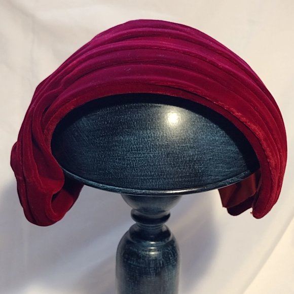 🎬 Coralie || Burgundy Velvet Scullcap Hat - Picture 1 of 6